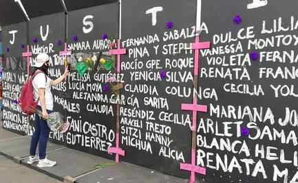 Colocan ofrenda de flores en vallas de Palacio Nacional por víctimas de feminicidio