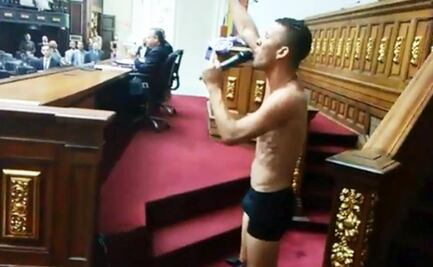 Diputado en Venezuela se desnuda como protesta en plena sesión