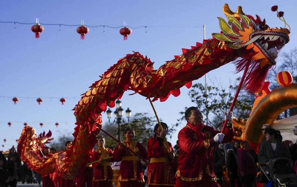 Imagen de la tradicional danza de los leones, un símbolo chino para despertar y atraer la buena suerte en el nuevo año, durante la inauguración oficial de los festejos del Año Nuevo Chino, en el barrio de Usera, en Madrid. Foto: EFE