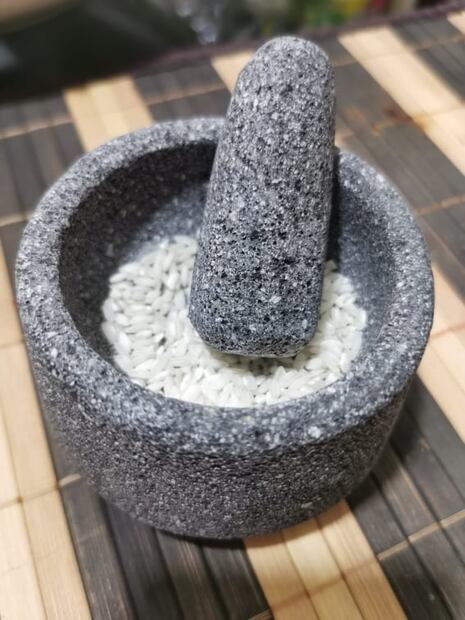 Cómo curar molcajetes, metates, cazuelas y comales de barro