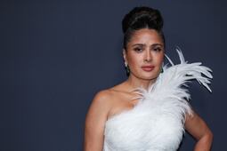 Salma Hayek se lleva todas las miradas con espectacular vestido de plumas en Cannes