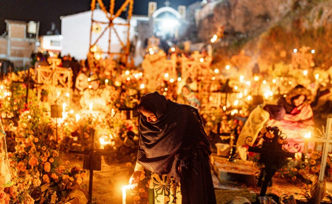 Una vez que las personas llegan a la Isla de Janitzio, se sientan a contemplar las veladoras que alumbran el panteón durante toda la noche. Foto: Pexels