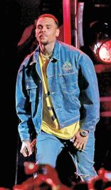 Chris Brown insulta a mujer; la llama 'vieja'