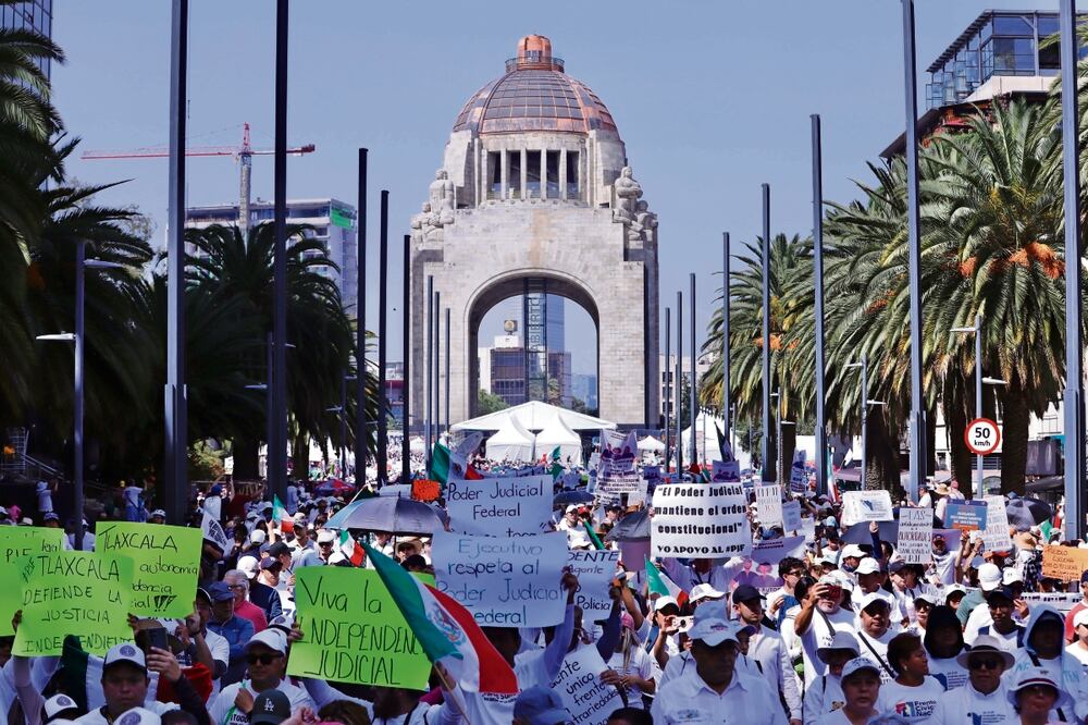 Por primera vez en la historia trabajadores del Poder Judicial de la Federación tomaron las calles en rechazo a la extinción de 13 fideicomisos. Foto: Berenice Fregoso