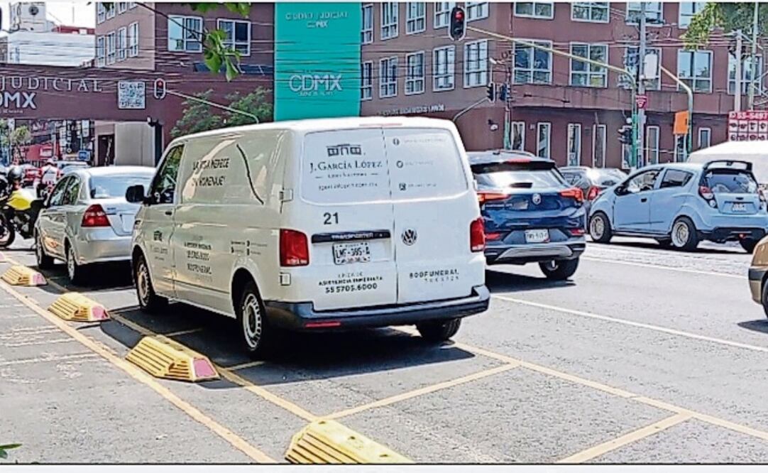 A las 3 de la tarde, una camioneta de servicios funerarios salió del Incifo con el cuerpo de Christopher. Foto: Fabián Evaristo / EL UNIVERSAL