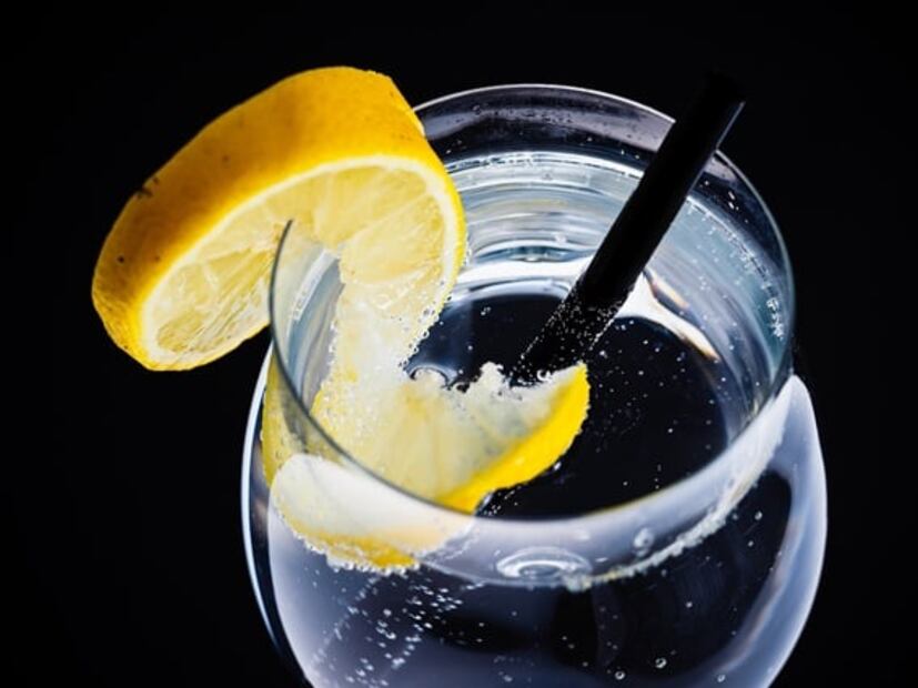 Esto es lo que pasa si tomas agua con bicarbonato y limón