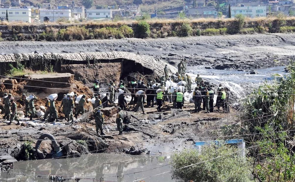 Reparaciones por ruptura en el Canal de la Compañía, a la altura del kilómetro 27.5 de la México-Puebla, 2010. Foto: Rosalio Huizar/EL UNIVERSAL.