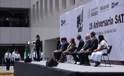 Sheinbaum encabeza ceremonia por el 28 aniversario del SAT; llama a sus trabajadores a guiarse con honradez y ética