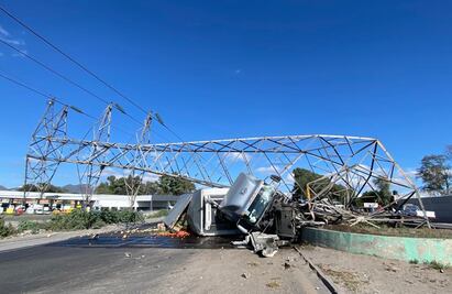 Mujer, presuntamente en estado de ebriedad, provoca choque de un tráiler contra torre eléctrica en la Texcoco-Lechería