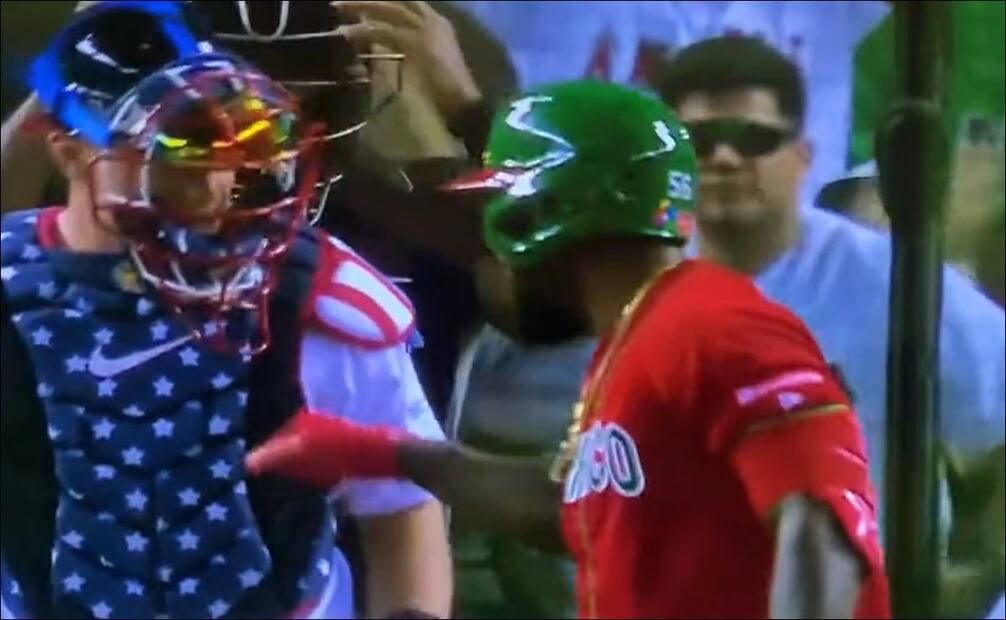 Catcher de Estados Unidos niega saludo a pelotero mexicano - Foto: Especial
