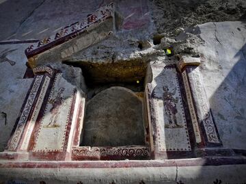 Emerge en Pompeya altar que rendía culto a las divinidades