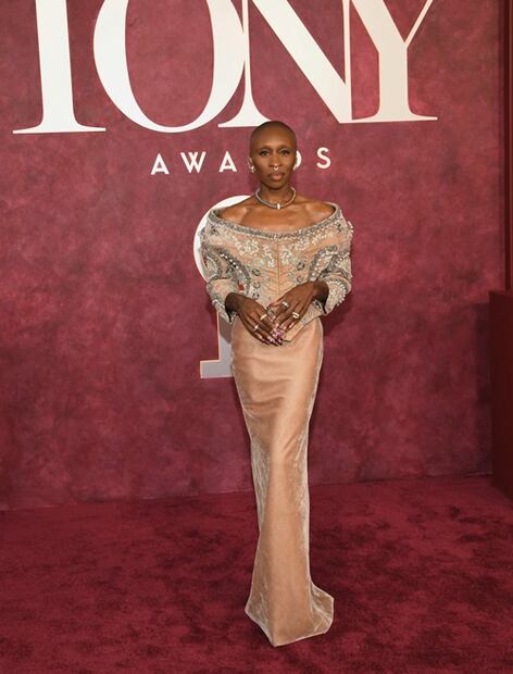 Cynthia Erivo deslumbró con un vestido metalizado. Foto: AP