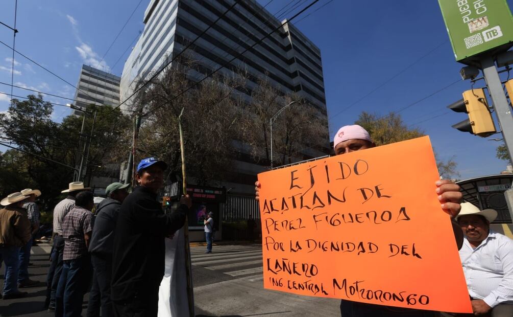 Cañeros de diversos estados se manifiestan cerrando los cruces de las avenidas Eje 7 Sur Municipio Libre y Av. Cuauhtémoc en la colonia Santa Cruz Atoyac en la alcaldía Benito Juárez (11/11/2025). Foto: Francisco Rodríguez / EL UNIVERSAL