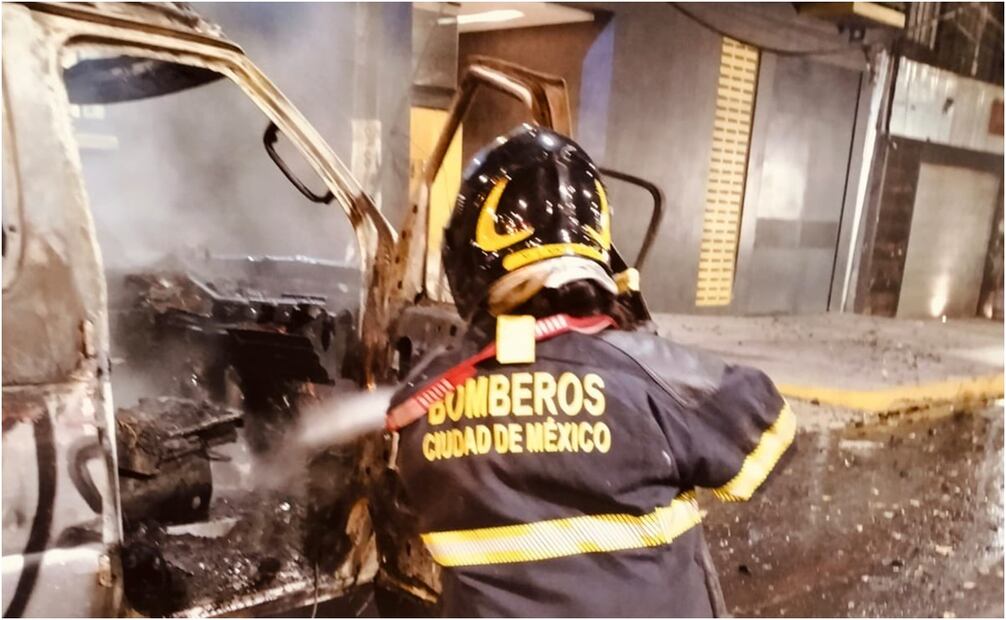 Incendio de camioneta en CDMX. Foto: @Bomberos_CDMX