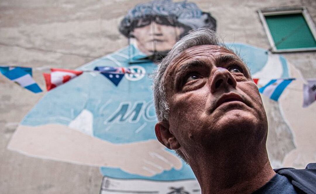 Mourinho visitó Nápoles y homenajeó a Maradona - FOTO: Twitter
