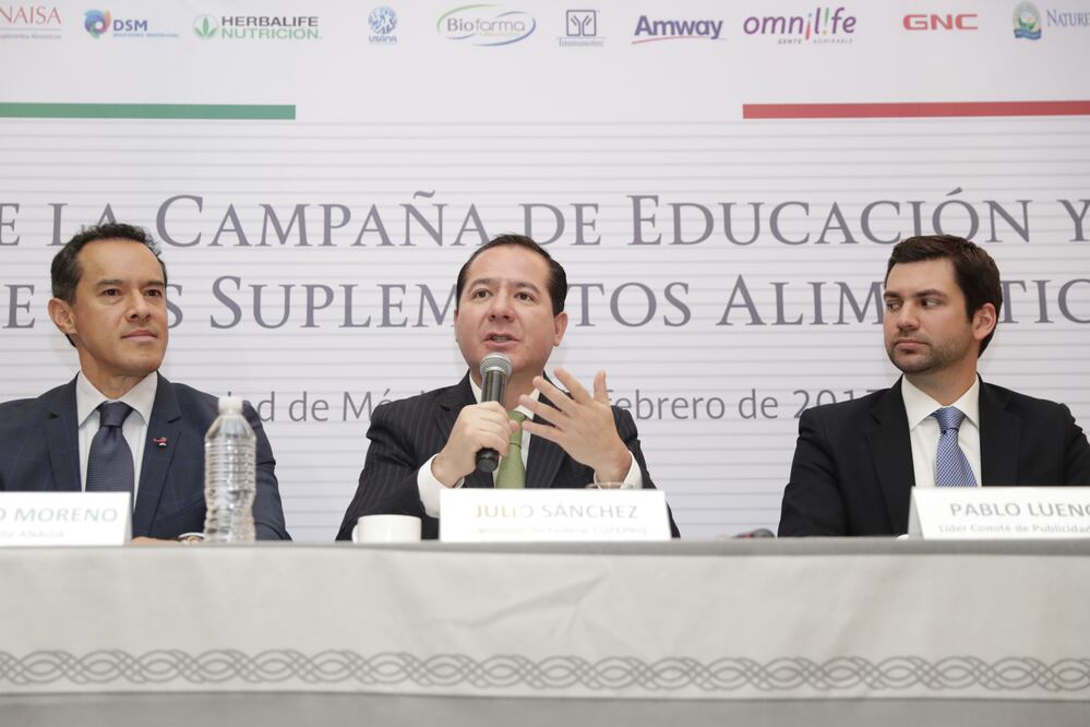 El titular de la Cofepris, Julio Sánchez y Tépoz (al centro) lanzó una alerta para que los exámenes rápidos que detectan la enfermedad sean identificados lo más pronto posible (IVAN STEPHENS. EL UNIVERSAL)