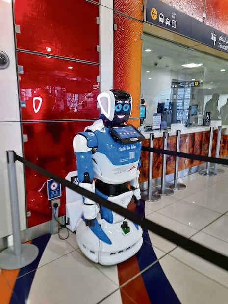 Robots que actualmente ayudan a los pasajeros en el Metro de Dubai. Foto: Frida Juárez | El Universal
