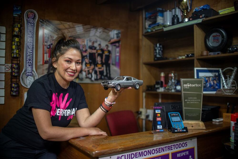 En su canal La Cristi Mecánica, Cristi ofrece clínicas sobre mantenimiento automotriz dirigidos a mujeres.