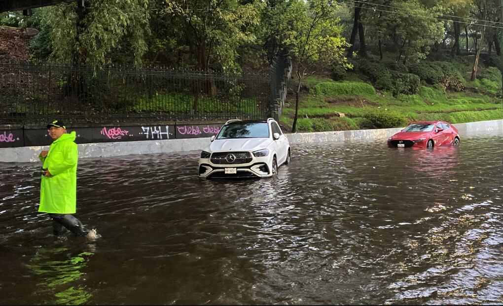 Fuertes lluvias se registraron en la Ciudad de México, el lunes 16 de junio de 2025, causando encharcamientos en el bajo puente de Circuito Interior y Reforma. Foto: Valente Rosas/EL UNIVERSAL
