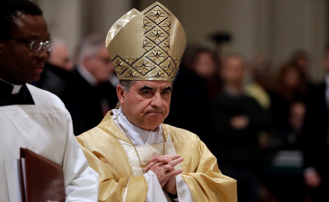 El cardenal Angelo Becciu preside una liturgia eucarística en la Basílica de San Juan, en Roma, el 9 de febrero de 2017. Foto: AP