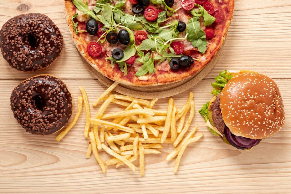 El consumo frecuente de comida rápida eleva el riesgo de tener presión arterial alta. Foto: Freepik