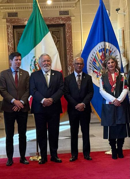Alejandro Encinas, representante permanente de México ante la OEA, presentó este miércoles 17 de diciembre de 2025 sus cartas credenciales al Secretario General Albert R. Ramdin, durante una ceremonia realizada en la sede de la Organización en Washington, DC. Foto: Especial