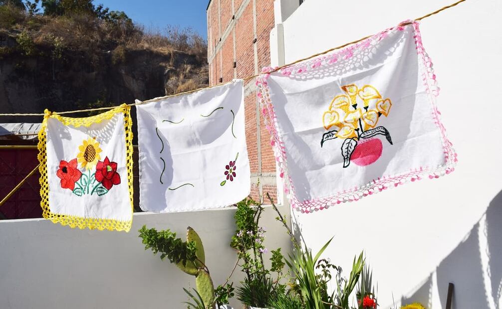 Servilletas tortilleras de Carolina Damaso; al centro se encuentra uno de los bordados que conserva del funeral de su madre. Foto: EL UNIVERSAL.