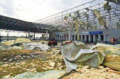 Arrasa tornado con instalaciones de aduana en Nuevo Laredo