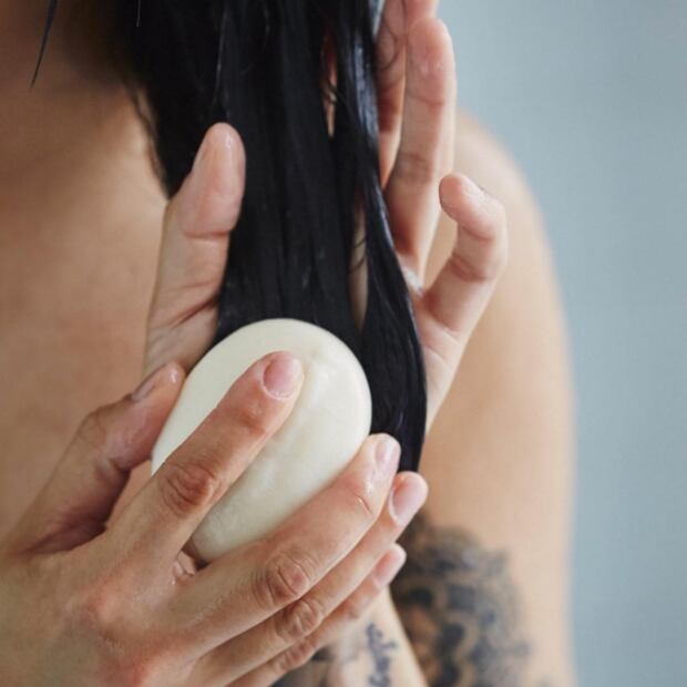 Estas son las verdaderas ventajas y desventajas del shampoo en barra 