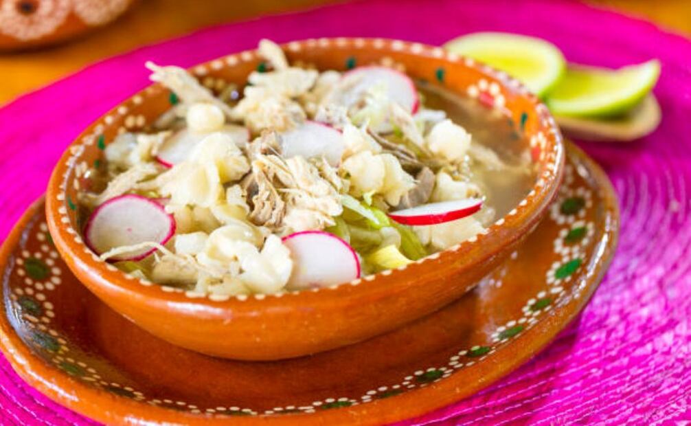 Se ofrecerá pozole de puerco como plato principal. Foto :IStock