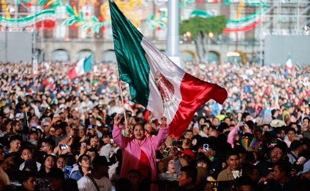 Mexicanos acuden al Zócalo de la CDMX para presenciar el primer grito de Independencia por la presidenta Claudia Sheinbaum (15/09/25). Foto: Diego Simón/EL UNIVERSAL