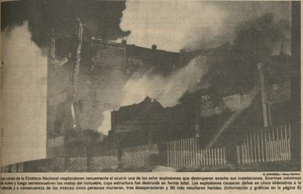 Interior de la Cineteca Nacional, después de que los bomberos lograron controlar el fuego en 1982. Archivo Fotográfico EL UNIVERSAL.