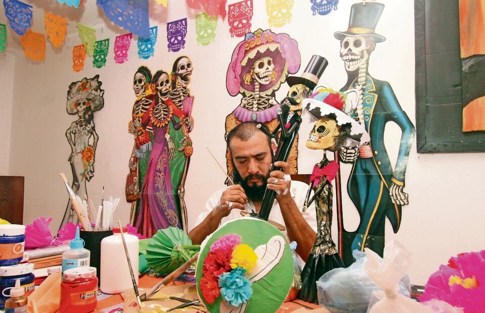 Cada una de las catrinas que pinta lleva impregnada su esencia, su cariño y respeto. Foto: Omar Contreras 