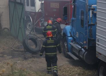 Tras más de 7 horas, bomberos controlan incendio de bodega de colchones en Ecatepec; operaba sin autorización