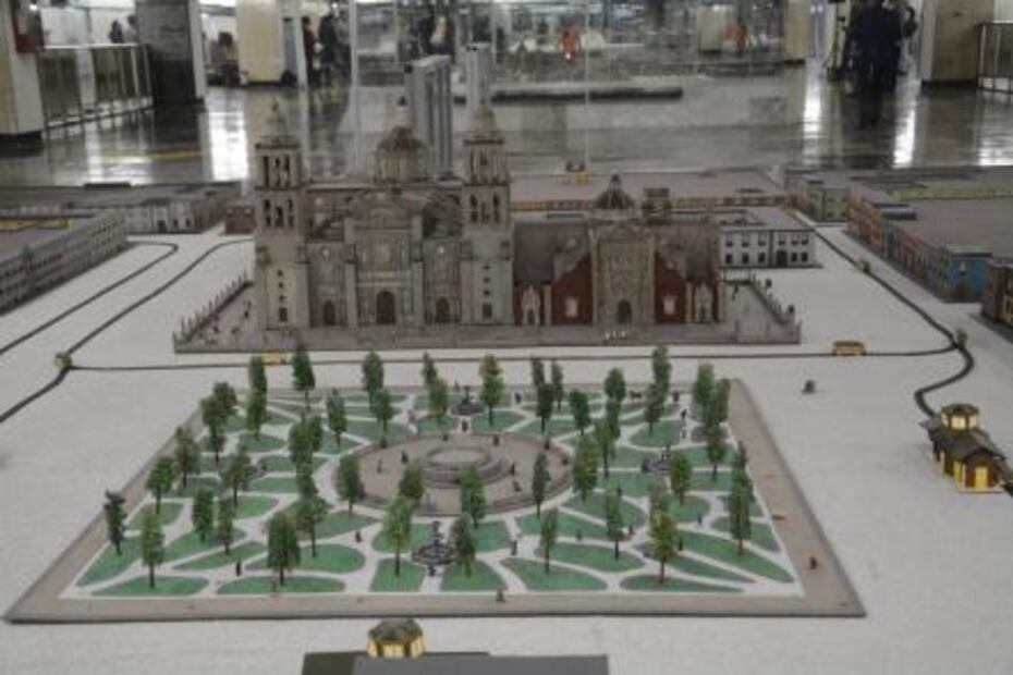 ​STC Metro presenta renovación de maquetas de la estación Zócalo