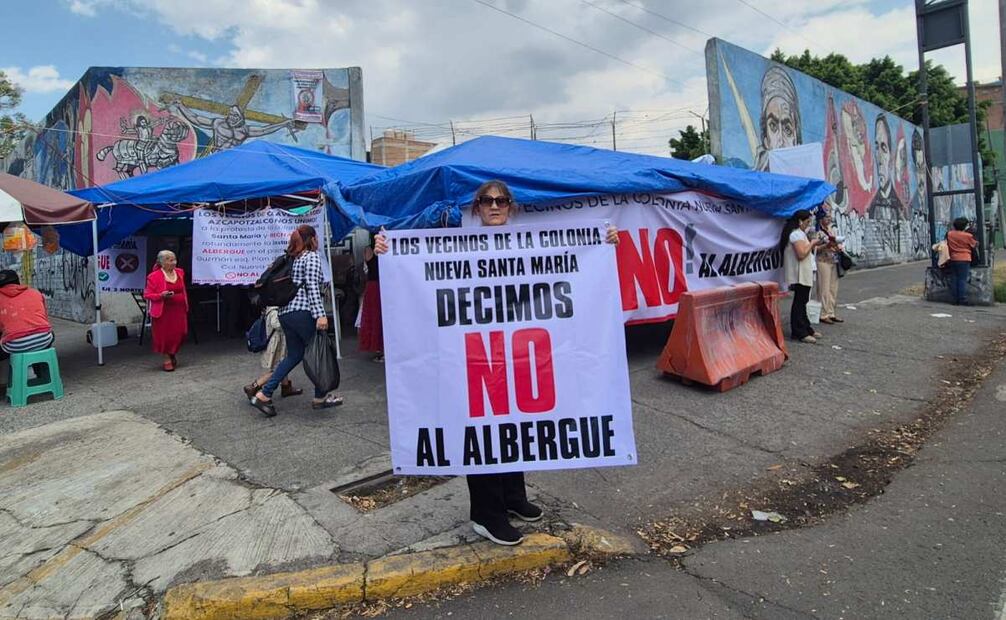 Los vecinos de la colonia Nueva Santa María exigen que el Gobierno de CDMX emita un escrito que deje constancia de la cancelación del albergue. (27/03/2025). Foto: Especial