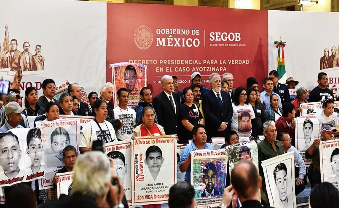 AMLO and the students' parents - Photo: Taken from SEGOB México's Twitter account
