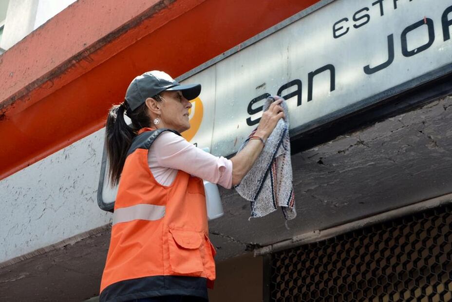 La ahora presidenta Claudia Sheinbaum colaborando en una jornada del STC Metro en 2019. Aquí en la estación San Joaquín de la línea 7. Archivo EL UNIVERSAL.