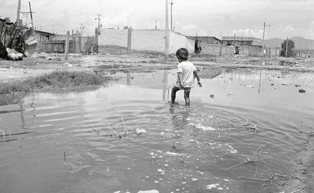 Un niño juega en las aguas estancadas de su colonia, en Chalco, 1991. Desde el desecamiento del Lago de Chalco, toda la región enfrenta problemas con los ríos a su alrededor o con las temporadas de lluvia. Foto: Jorge Ríos/Archivo EL UNIVERSAL.