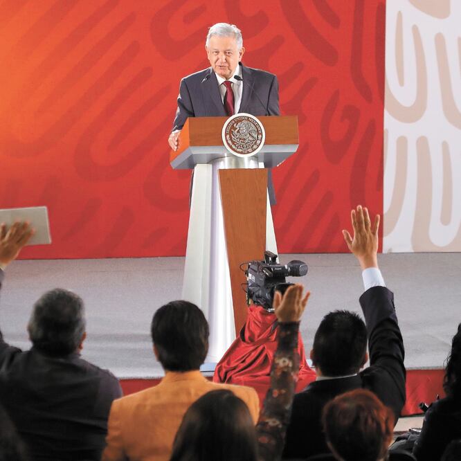 Andrés Manuel López Obrador exhortó a los gobernadores a levantarse temprano para atender la inseguridad en sus estados y que no deleguen ese tema al gobierno federal. ARIEL OJEDA. EL UNIVERSAL