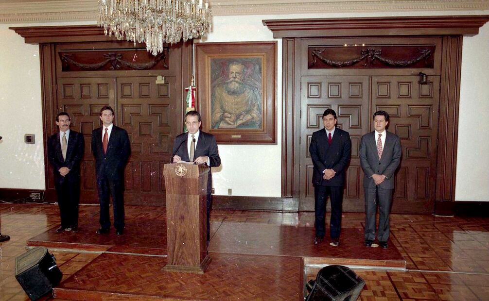 El presidente Ernesto Zedillo dio a conocer la noche del 5 de diciembre de 1994, en Los Pinos, que envió al Congreso una iniciativa de reforma para transformar el Poder Judicial. Lo acompañan, Esteban Moctezuma, Antonio Lozano y Germán Fernández. Archivo EL UNIVERSAL.