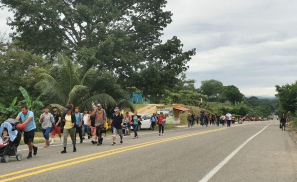 Caravana migrante avanza hasta los límites de Oaxaca; retén los espera en Veracruz