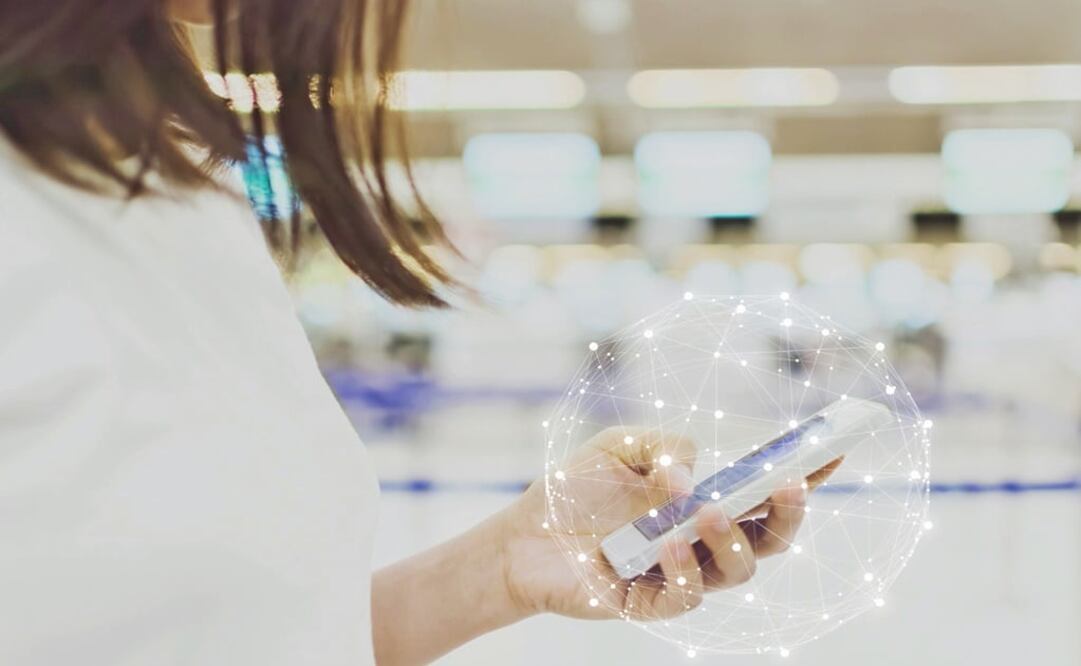 Woman using application on smartphone – Photo: File photo/EL UNIVERSAL