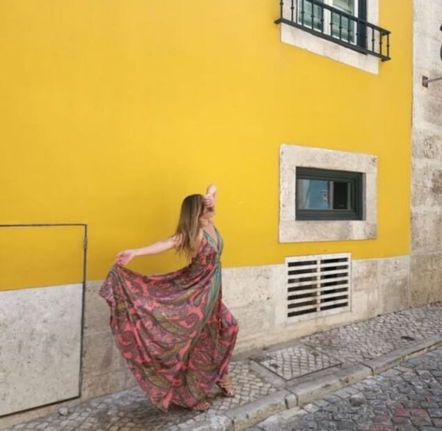 Sherlyn encanta con vestido azul y escote profundo en Portugal