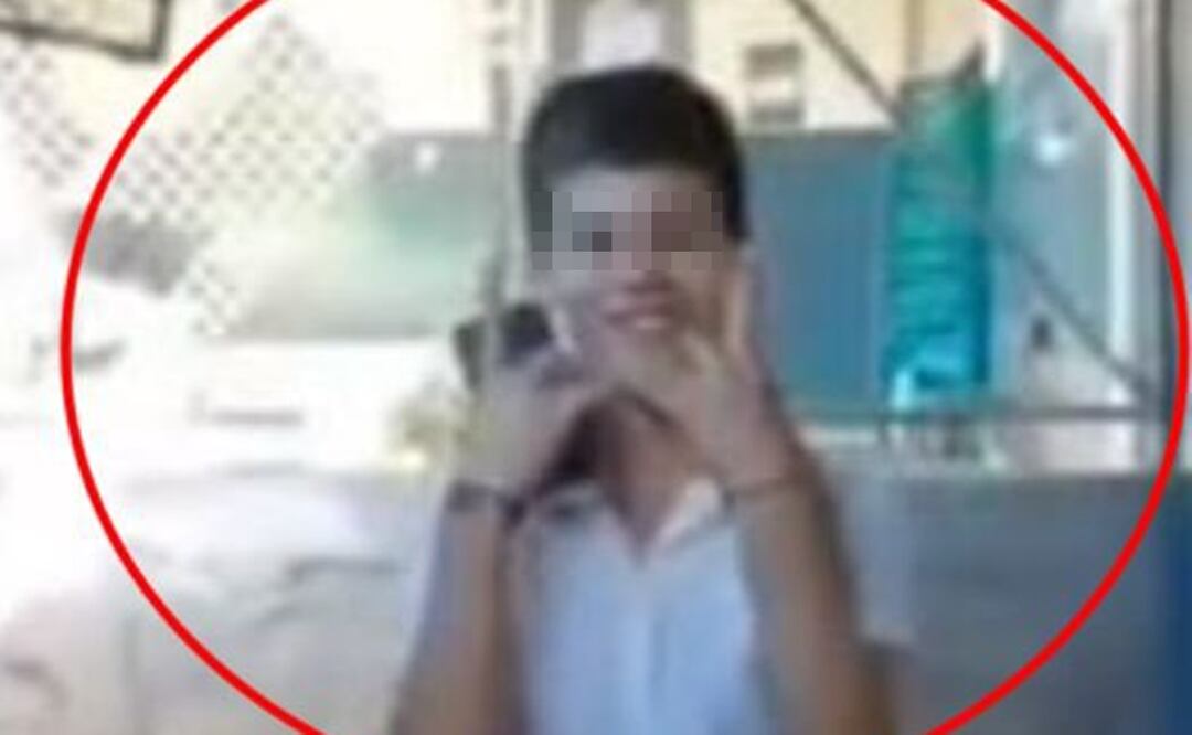 El menor de edad ahora enfrentará a la justicia de El Salvador tras haber realizando señas alusivas a la MS13. Foto: @Vi11atoro