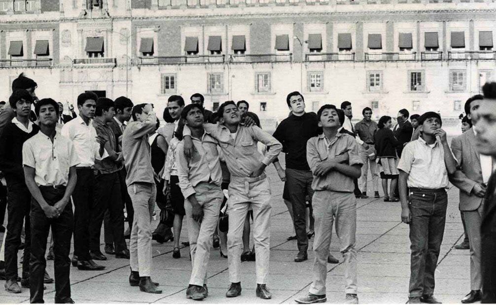 En la Plaza de la Constitución, cientos de estudiantes y empleados observaron en el cielo un objeto luminoso no identificado, durante la década de 1960 estos fenómenos sucedieron de forma constante dejando como testimonio fotografías como esta. Foto: Manuel Rojas/ Archivo El Universal.
