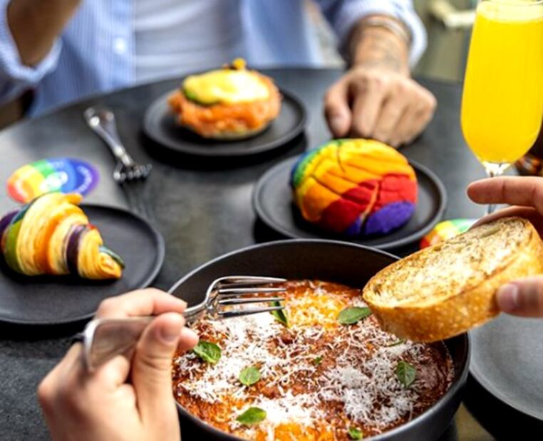 Un gran brunch con mucho color y mood de fiesta.