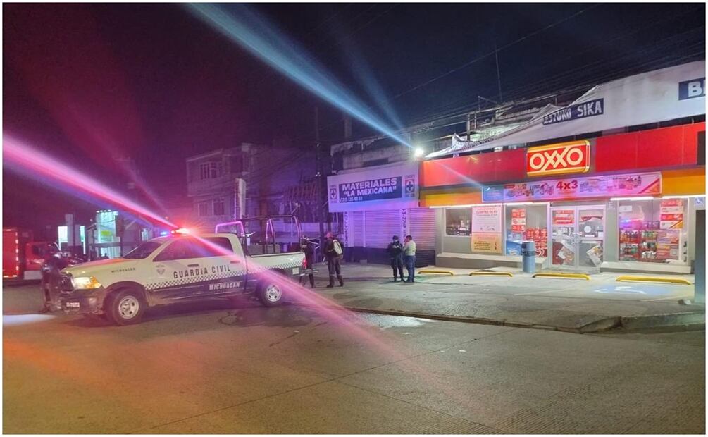 La violencia de anoche en Zitácuaro, Michoacán dejó como saldo el incendio de tres tiendas de conveniencia (18/01/2025). Foto: X (@SSeguridad_Mich)