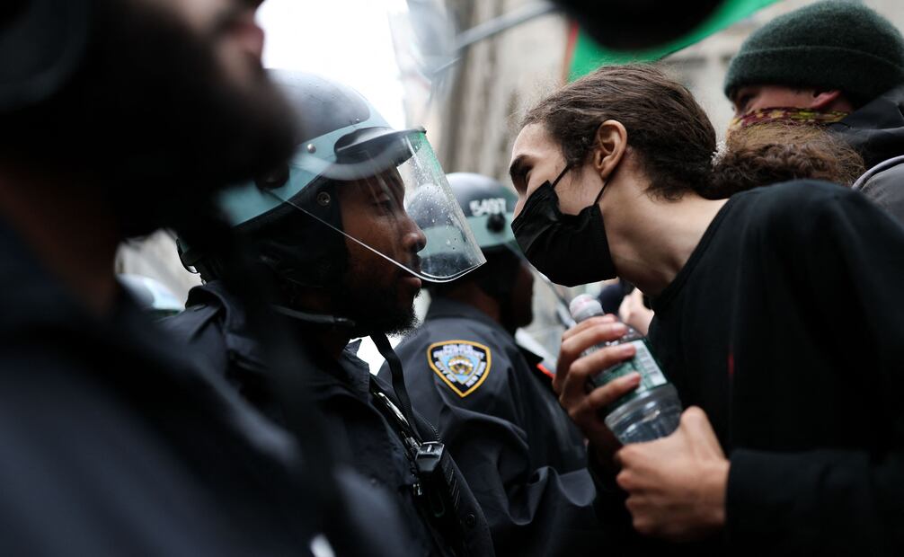 Manifestantes enfrentan a policías en marcha de "No Kings" en Los Ángeles Foto: Charly Triballeau/AFP