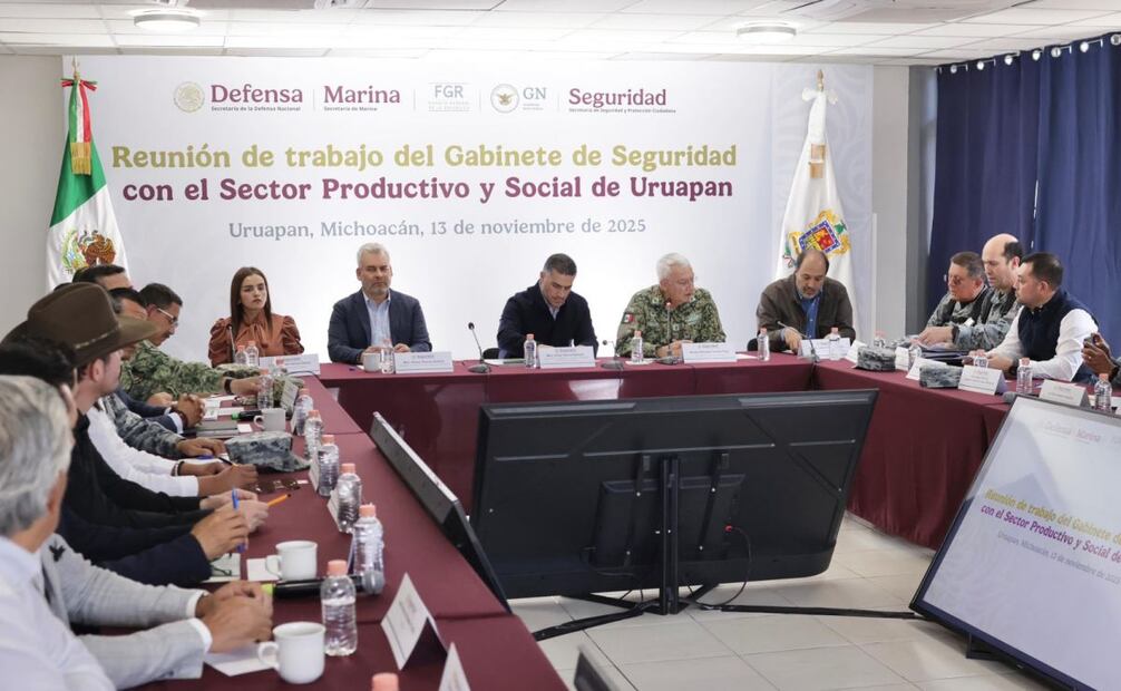 Omar García Harfuch y el Gabinete de Seguridad se reunió con Grecia Quiroz, presidenta municipal de Uruapan. Foto: Especial